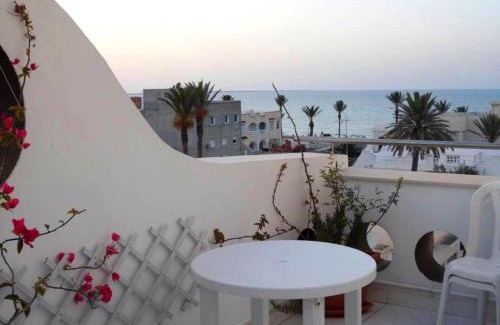 Mahdia Apartment | 4-Bedroom Apartment in Mahdia: Beachside with Sea View