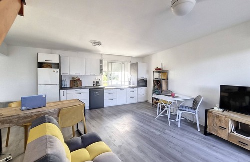 Centre-Ville Apartment | Cozy Duplex with Ocean View: Steps from the Beach & City
