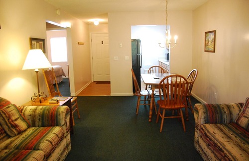 Russell Springs Cabin | Cozy Duplex Cabin A & B with Pool at LakePointe Resort