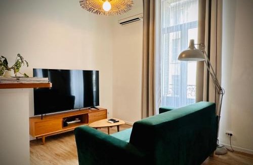 Avignon City Centre Apartment | Relaxing Duplex with Free Parking & Netflix - 9.5/10 Rating