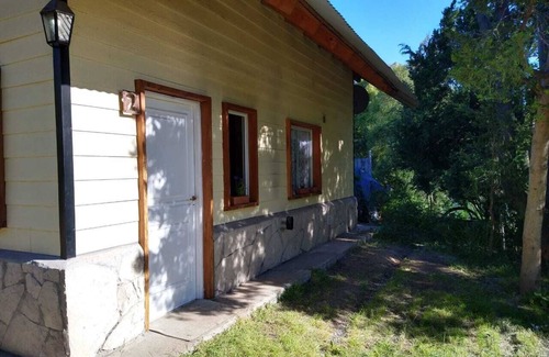 La Villa Cabin | Duplex cottage with easy access to the center of town