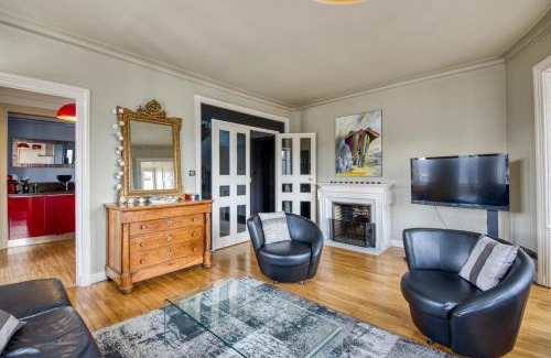Nantes Centre Apartment | Idyllic Le Belvédère St Nicolas - Family-Friendly Retreat