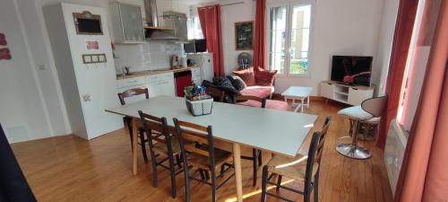 Beaumont-sur-Sarthe House | Family-Friendly Duplex de la Motte with Great Reviews