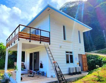 Teahupoo House | Oceanfront Duplex Fare Tahitea Pension with Family-Friendly Perks
