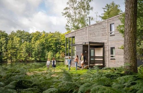 Maubray Villa | Duplex in Tournai with Lake Views