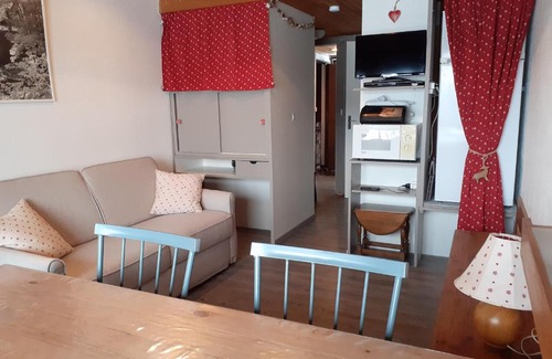 Murat-le-Quaire Apartment | Bright Duplex Retreat at 1200m with Family-Friendly Perks