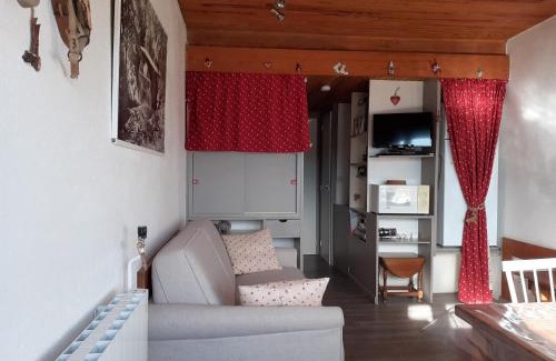 Murat-le-Quaire Apartment | Bright Duplex Retreat at 1200m with Family-Friendly Perks
