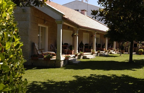 O Grove Apartment | Beautiful Duplex Playa de Rons with Pool, Steps to Beach