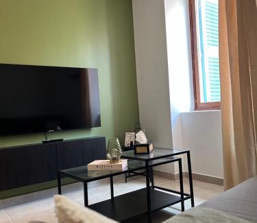 Faubourg Apartment | Duplex raffiné, élégant & climatisé - La MEZZ