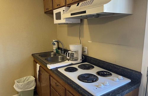 Denison Cabin | Pet-Friendly Duplex Cabin with Lake Views at Texoma