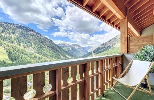 Isola Apartment | Duplex with Scenic Piste Views for Families and Pets
