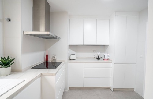 Ensanche Centro Apartment | Indulgent Duquesa Luxe: Family-Friendly with Kitchen Access