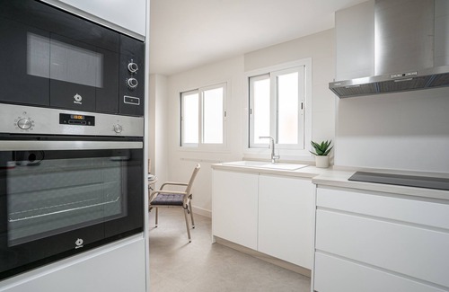 Ensanche Centro Apartment | Indulgent Duquesa Luxe: Family-Friendly with Kitchen Access