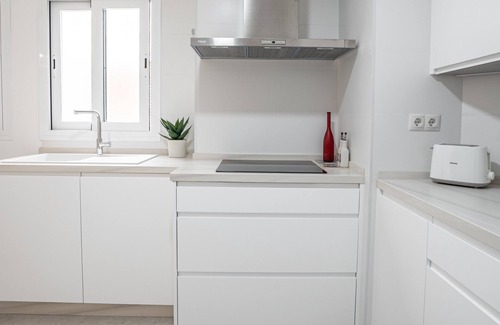 Ensanche Centro Apartment | Indulgent Duquesa Luxe: Family-Friendly with Kitchen Access