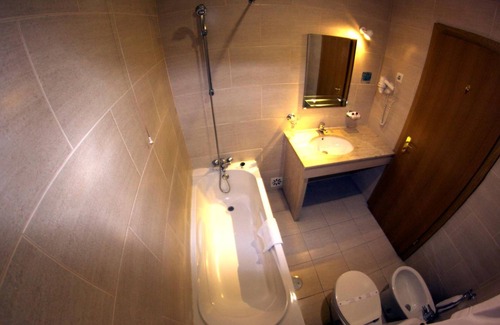 Viseu Hotel | Durão: Guest Rated 8.6 with Pool, Spa & Family Dining