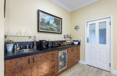 Victoria Park Bed & Breakfast | Exceptional Durham Lodge with Breakfast and Kitchen Access