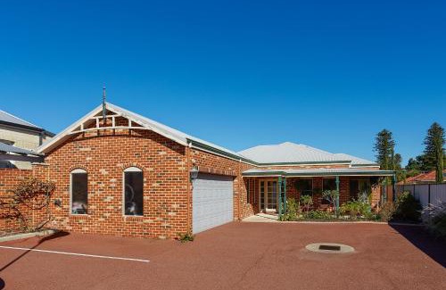 Victoria Park Bed & Breakfast | Discover Durham Lodge: 4-Star Comfort with Kitchen Access