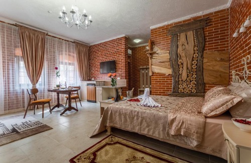 Abrau-Dyurso House | Pet-Friendly Durso Tower Guesthouse with Pool, Rated 9/10