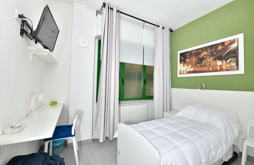Savena House | Cozy DUS Double Room with Kitchen, Perfect for Families