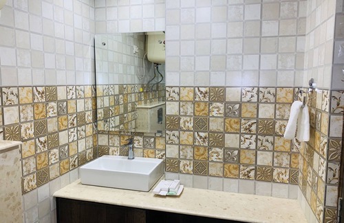 Chhota Shimla Hotel | Budget-Friendly Stay at Dusk N Dawn with Breakfast Included