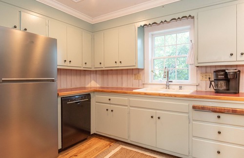 New Providence House | Family-Friendly Dutch Country Acres with Breakfast & Kitchen