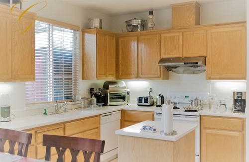 San Pablo House | Dutch House @ Country Club Vista - Lite Resort & Bath