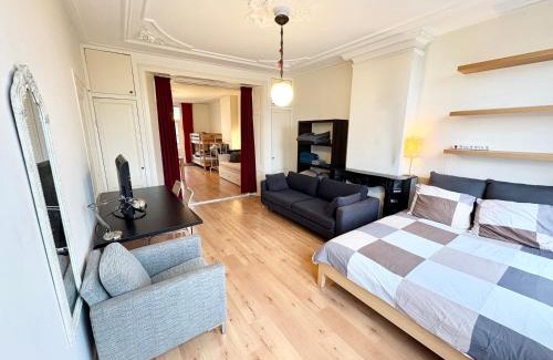 Zuidwest Apartment | Elegant Dutch Style Canal House with Hot Tub & Family Friendly