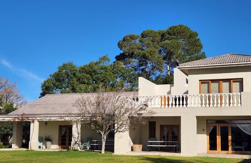 Robertson Apartment | DuVon Farmhouse: 4-Star Stay with Pool & Family Amenities