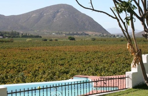 Robertson Apartment | DuVon Farmhouse: 4-Star Stay with Pool & Family Amenities