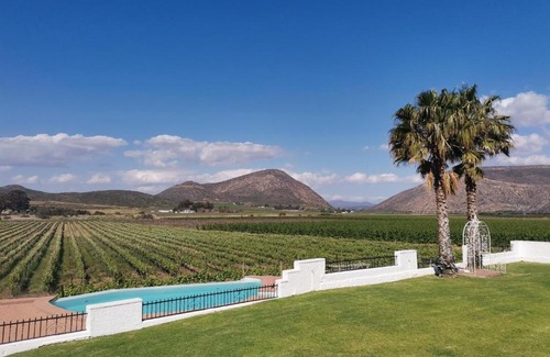 Robertson Apartment | DuVon Farmhouse: 4-Star Stay with Pool & Family Amenities