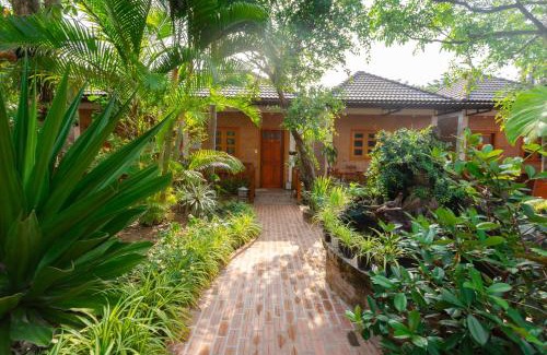 Cua Lap Apartment | Resort Duy Ngọc: Pet-Friendly Getaway with Ocean Views