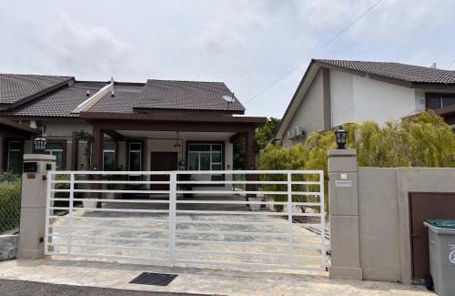 Ayer Molek House | Family-Friendly Duyong Damai Homestay with Kitchen Amenities