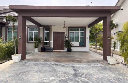 Ayer Molek House | Family-Friendly Duyong Damai Homestay with Kitchen Amenities