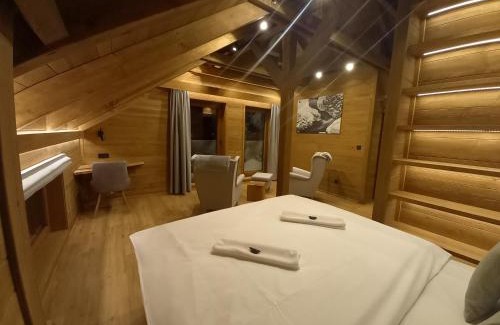 Spindleruv Mlyn House | Cozy Dvořákova Bouda: Family-Friendly with Hot Tub & Breakfast