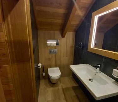 Spindleruv Mlyn House | Cozy Dvořákova Bouda: Family-Friendly with Hot Tub & Breakfast