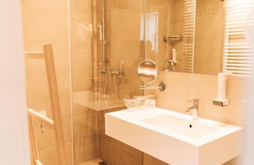 Suhopolje Bed & Breakfast | Discover Dvorac Janković: 4-Star Oceanfront Retreat