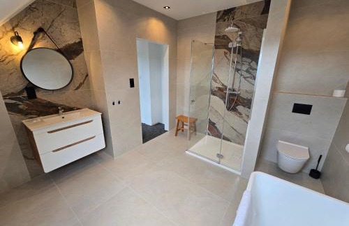 gmina Jasienica Hotel | Discover Dwór Świętoszówka: Family-Friendly & Pet Welcome