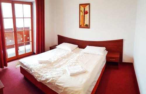gmina Jasienica Hotel | Discover Dwór Świętoszówka: Family-Friendly & Pet Welcome
