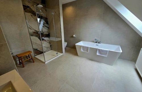 gmina Jasienica Hotel | Discover Dwór Świętoszówka: Family-Friendly & Pet Welcome