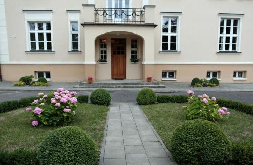 Elblag Bed & Breakfast | Experience Dwór Bieland: Family-Friendly with Top Amenities