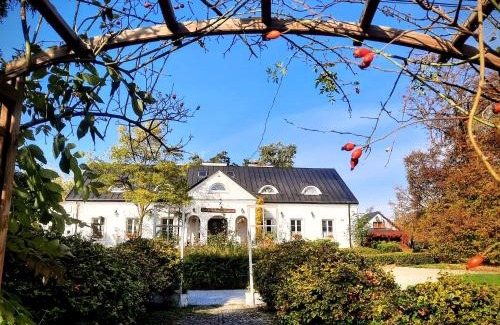 gmina Klimontow Bed & Breakfast | Idyllic Dwór na Wichrowym Wzgórzu with Oceanfront Bliss