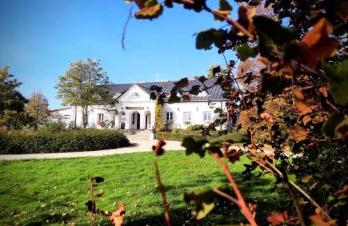 gmina Klimontow Bed & Breakfast | Idyllic Dwór na Wichrowym Wzgórzu with Oceanfront Bliss