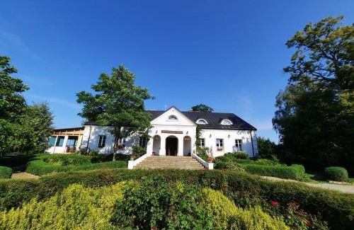 gmina Klimontow Bed & Breakfast | Idyllic Dwór na Wichrowym Wzgórzu with Oceanfront Bliss