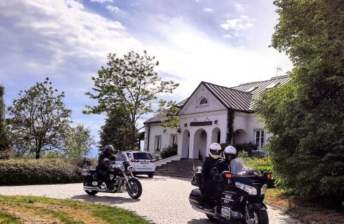 gmina Klimontow Bed & Breakfast | Idyllic Dwór na Wichrowym Wzgórzu with Oceanfront Bliss