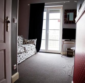 Zakroczym Bed & Breakfast | Experience the Elegance of Dwór Złotopolska Dolina Mansion