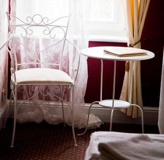 Zakroczym Bed & Breakfast | Experience the Elegance of Dwór Złotopolska Dolina Mansion