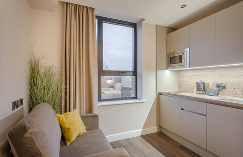 Nottingham City Centre Apartment | Explore Dwell City Living: 4-Star Comfort with Breakfast