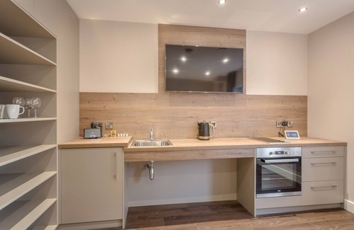Nottingham City Centre Apartment | Explore Dwell City Living: 4-Star Comfort with Breakfast