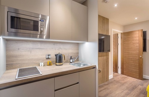 Nottingham City Centre Apartment | Explore Dwell City Living: 4-Star Comfort with Breakfast
