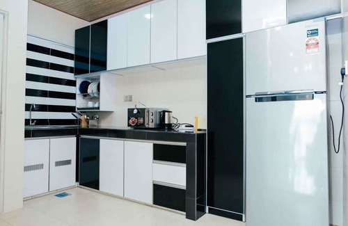 Bandar Meru Raya Apartment | Discover DWJ Residence: Family-Friendly with Pool & Breakfast